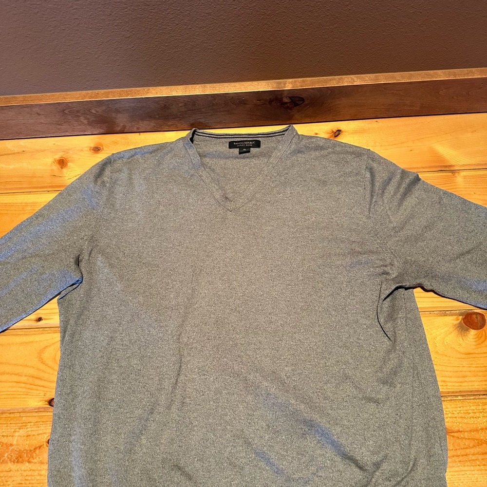 Banana Republic Men's Heather Gray V-Neck Sweater